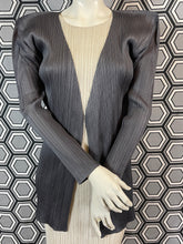 Charger l&#39;image dans la galerie, Veste gris foncé Pleats Please Issey Miyake
