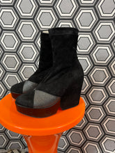 Charger l&#39;image dans la galerie, Paire de bottines en daim Robert Clergerie pointure 37
