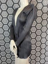 Charger l&#39;image dans la galerie, Veste gris foncé Pleats Please Issey Miyake
