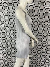 Charger l&#39;image dans la galerie, Mini-robe Pleats Please Issey Miyake taille 38
