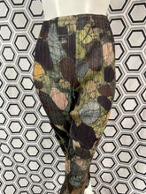 Charger l&#39;image dans la galerie, Pantalon imprimé Pleats Please Issey Miyake
