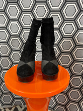 Charger l&#39;image dans la galerie, Paire de bottines en daim Robert Clergerie pointure 37
