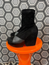 Charger l&#39;image dans la galerie, Paire de bottines en daim Robert Clergerie pointure 37
