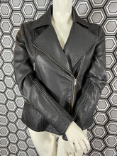 Charger l'image dans la galerie, Veste en cuir noire Paul Smith taille 38

