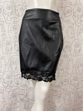Charger l&#39;image dans la galerie, Jupe simili cuir et dentelle Capucine Puerari taille 36
