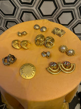 Charger l&#39;image dans la galerie, Lot de 9 clips et une broche vintage
