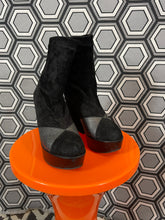 Charger l&#39;image dans la galerie, Paire de bottines en daim Robert Clergerie pointure 37
