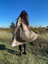 Charger l&#39;image dans la galerie, Incroyable manteau en cuir métallisé doré Salvatore Ferragamo taille 38
