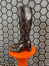 Charger l&#39;image dans la galerie, Paire de bottes en cuir façon python neuves Free Lance pointure 36
