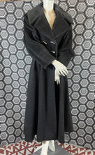 Charger l&#39;image dans la galerie, Manteau Paco Rabanne gros pailleté taille 38
