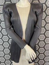 Charger l&#39;image dans la galerie, Veste gris foncé Pleats Please Issey Miyake
