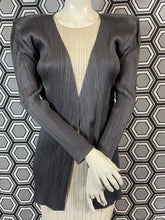 Charger l&#39;image dans la galerie, Veste gris foncé Pleats Please Issey Miyake
