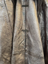 Charger l&#39;image dans la galerie, Incroyable manteau en cuir métallisé doré Salvatore Ferragamo taille 38
