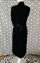 Charger l&#39;image dans la galerie, Manteau en velours Armand Ventilo taille 40
