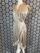 Charger l'image dans la galerie, Robe Queenie en soie taille 40
