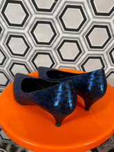 Charger l&#39;image dans la galerie, Escarpins bleu merallisé léopard pointure 37,5 italienne.
