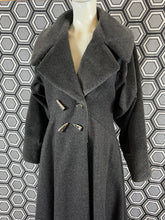 Charger l&#39;image dans la galerie, Manteau Paco Rabanne gros pailleté taille 38
