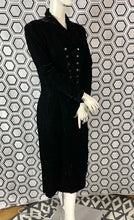 Charger l&#39;image dans la galerie, Manteau en velours Armand Ventilo taille 40
