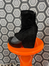 Charger l&#39;image dans la galerie, Paire de bottines en daim Robert Clergerie pointure 37
