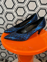 Charger l&#39;image dans la galerie, Escarpins bleu merallisé léopard pointure 37,5 italienne.
