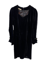 Charger l'image dans la galerie, Robe en velours vintage Guy Laroche taille 38
