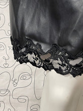 Charger l&#39;image dans la galerie, Jupe simili cuir et dentelle Capucine Puerari taille 36
