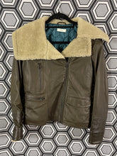 Charger l'image dans la galerie, Veste cuir peau retournée Paul Smith taille 36
