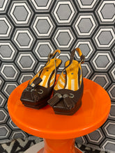 Charger l&#39;image dans la galerie, Paire d’escarpins vintage Céline pointure 36 1/2 neufs
