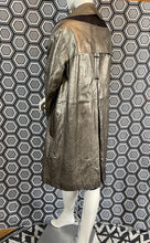 Charger l&#39;image dans la galerie, Incroyable manteau en cuir métallisé doré Salvatore Ferragamo taille 38
