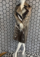 Charger l&#39;image dans la galerie, Incroyable manteau en cuir métallisé doré Salvatore Ferragamo taille 38
