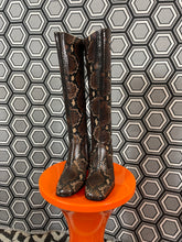 Charger l&#39;image dans la galerie, Paire de bottes en cuir façon python neuves Free Lance pointure 36

