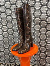 Charger l&#39;image dans la galerie, Paire de bottes en cuir façon python neuves Free Lance pointure 36
