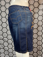 Charger l&#39;image dans la galerie, Jupe en jeans Versace jeans couture taille 40
