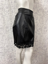 Charger l&#39;image dans la galerie, Jupe simili cuir et dentelle Capucine Puerari taille 36
