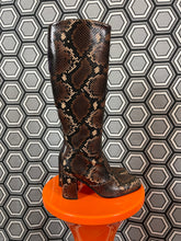 Charger l&#39;image dans la galerie, Paire de bottes en cuir façon python neuves Free Lance pointure 36
