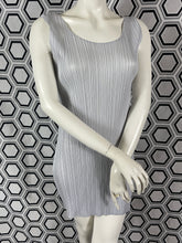 Charger l&#39;image dans la galerie, Mini-robe Pleats Please Issey Miyake taille 38

