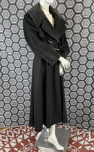 Charger l&#39;image dans la galerie, Manteau Paco Rabanne gros pailleté taille 38
