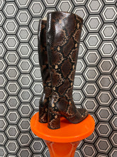 Charger l&#39;image dans la galerie, Paire de bottes en cuir façon python neuves Free Lance pointure 36
