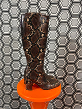 Charger l&#39;image dans la galerie, Paire de bottes en cuir façon python neuves Free Lance pointure 36
