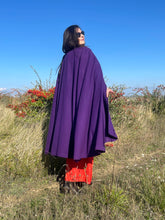 Charger l&#39;image dans la galerie, Cape violette Yves Saint Laurent

