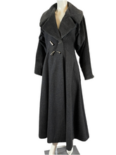 Charger l&#39;image dans la galerie, Manteau Paco Rabanne gros pailleté taille 38
