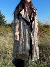 Charger l&#39;image dans la galerie, Incroyable manteau en cuir métallisé doré Salvatore Ferragamo taille 38
