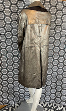 Charger l&#39;image dans la galerie, Incroyable manteau en cuir métallisé doré Salvatore Ferragamo taille 38

