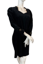 Charger l'image dans la galerie, Robe en velours vintage Guy Laroche taille 38
