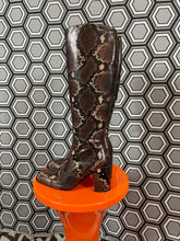 Charger l&#39;image dans la galerie, Paire de bottes en cuir façon python neuves Free Lance pointure 36
