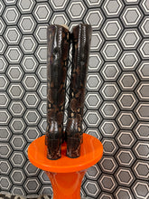 Charger l&#39;image dans la galerie, Paire de bottes en cuir façon python neuves Free Lance pointure 36
