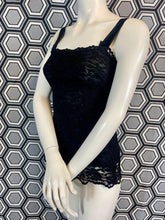 Charger l&#39;image dans la galerie, Haut en dentelle Dolce &amp; Gabbana taille 36
