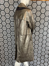 Charger l&#39;image dans la galerie, Incroyable manteau en cuir métallisé doré Salvatore Ferragamo taille 38
