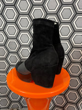 Charger l&#39;image dans la galerie, Paire de bottines en daim Robert Clergerie pointure 37
