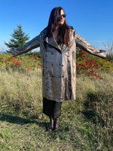 Charger l&#39;image dans la galerie, Incroyable manteau en cuir métallisé doré Salvatore Ferragamo taille 38
